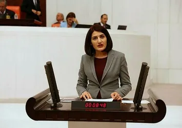 Terörist Volkan Bora ile fotoğrafları ortaya çıkan HDP'li Semra Güzel'den ne ses var ne savunma!