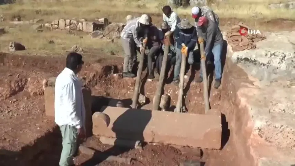 Adıyaman’da içerisinde 4 iskeletin bulunduğu 1800 yıllık mezar bulundu