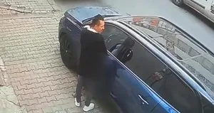 Otomobilin üzerine işedi araç sahibine saldırdı