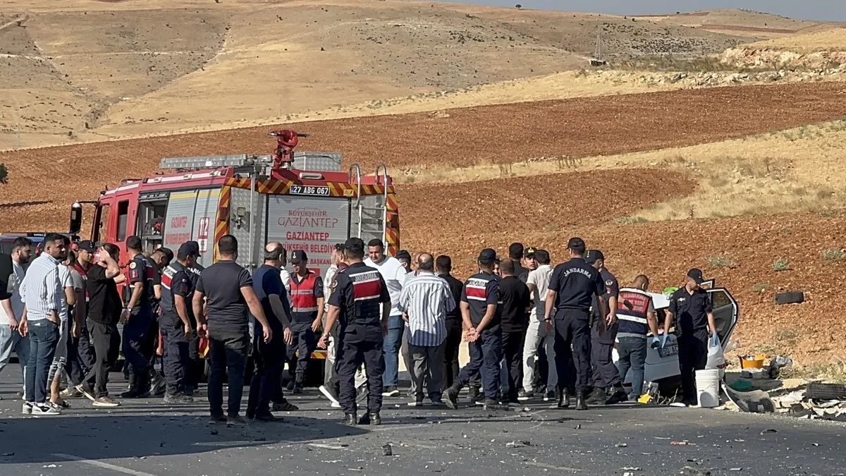 Gaziantep'te otomobil ile hafif ticari araç çarpıştı: 2 ölü, 4 yaralı - 2