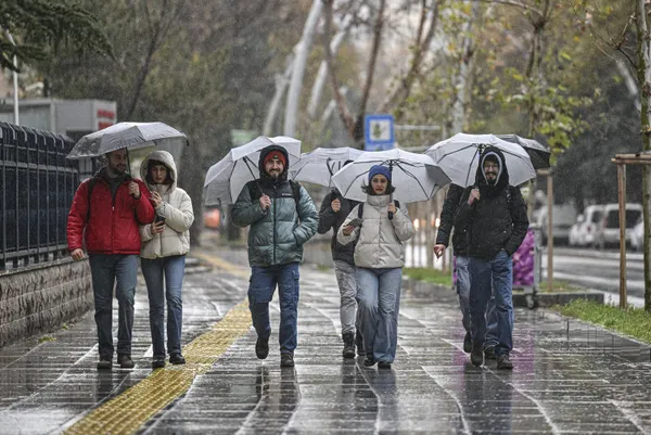 sibirya-uzerinden-giris-yapti-istanbullular-dikkat-beklenen-saganak-basladi-meteorolojiden-flas-uyari-1701663833353.jpg Sibirya üzerinden giriş yaptı 🌧️ İstanbullular dikkat: Beklenen sağanak başladı | Meteoroloji'den flaş uyarı - 2