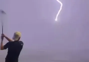Milyonda bir ihtimal gerçekleşti! ABD'de havadaki golf topuna yıldırım çarptı!