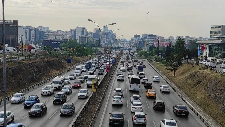 Yola çıkacaklar dikkat! İstanbul’da trafik kilit! Kilometrelerce kuyruk var