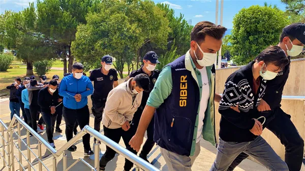 dunyaevine-girmeyi-hayal-ederken-cezaevine-girdi-kina-gecesinde-yakalandi-1631244824627.jpg Dünyaevine girmeyi hayal ederken cezaevine girdi! Kına gecesinde yakalandı - 2