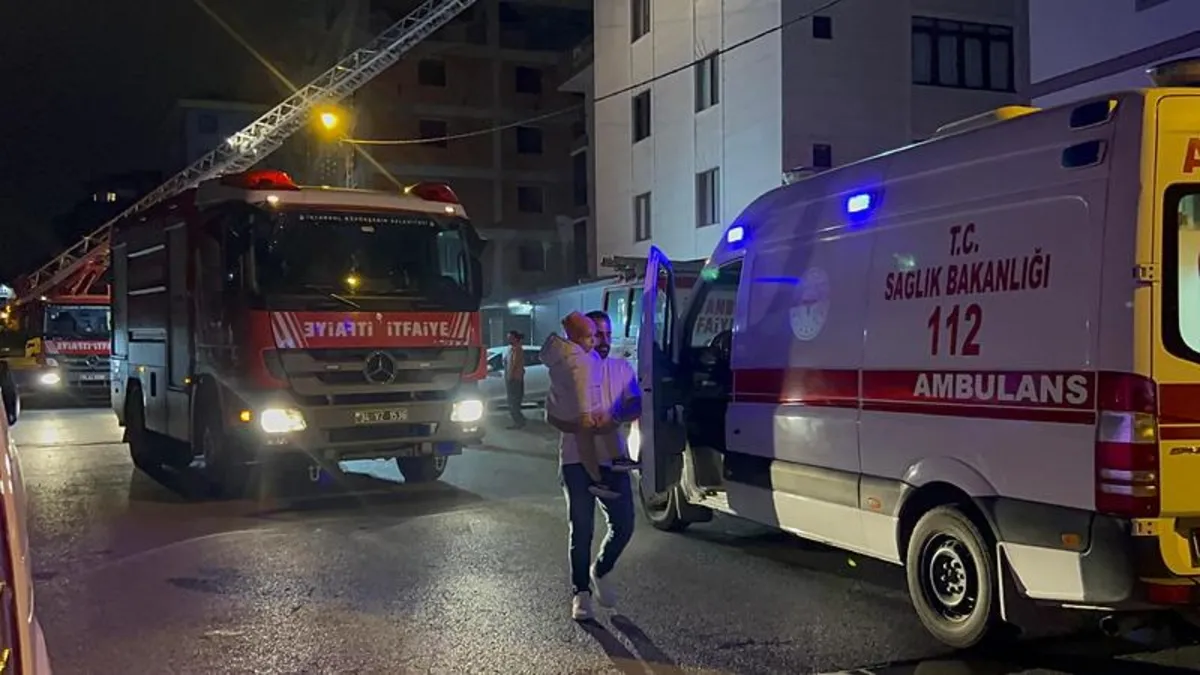 Sultanbeyli'de 5 katlı binada yangın! 10 kişi mahsur kaldı
