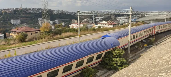 son-dakika-gebzede-tren-raylardan-cikti-1635496779766.jpg Son dakika: Gebze'de tren raylardan çıktı - 2