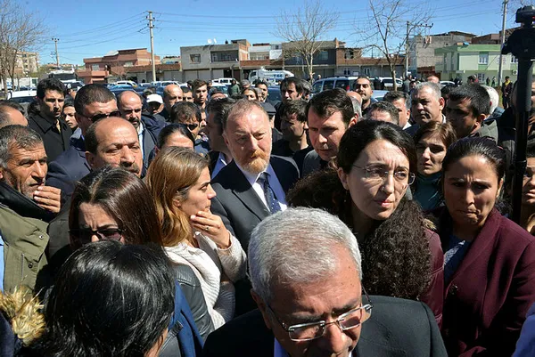 Teröristin mezarına gitmek isteyen HDP'lilere polis müdahalesi - 2