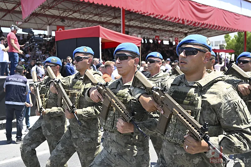 Doğu Akdeniz'de Türk'ün günü! 50 gemiyle gövde gösterisi! Amiral Gemi TCG Anadolu KKTC'de 25