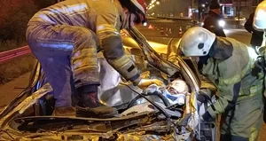 Otomobil kamyonun altına girdi: 1 ağır yaralı!