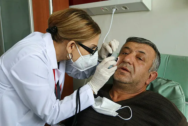 Taksici müşterinin koronavirüs olmasında şüphelenip yüzüne 3 gün boyunca dezenfektan sürünce hastanelik oldu - 3