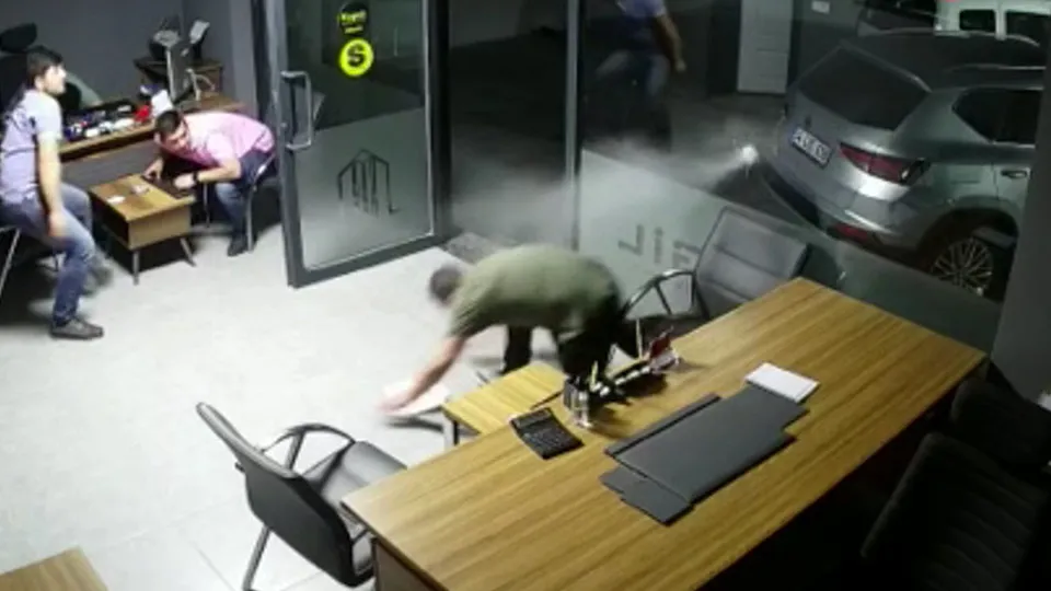 Sultangazi'de silahlı saldırı anı kamerada! Sehpaları kendilerine siper ettiler