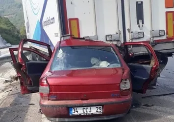 Tokat'ta otomobil tırın altına girdi: 3 ölü
