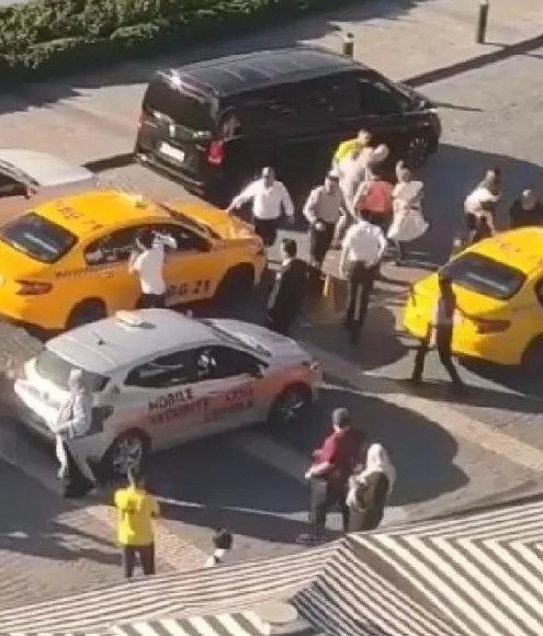 istanbulda-dehsete-dusuren-olay-aglayan-cocuga-aldirmadi-taksiciye-silah-dogrultu-1664955303316.jpg
