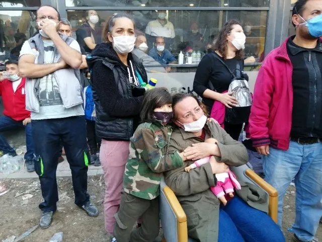 İzmir’de anne Nilay Yücel enkaz altındaki 4 kızını oyuncaklarına sarılarak bekliyor - 3