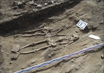 El ele tutuşmuş çiftin 4 bin 500 yıllık mezarı bulundu