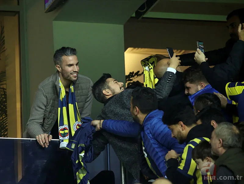 Robin van Persie Fenerbahçe Beşiktaş dersini tribünden takip etti 2