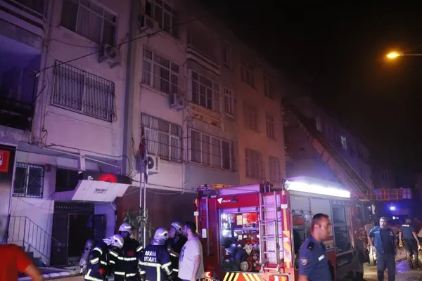 apartmanda-cikan-yanginda-can-pazari-kopegiyle-birlikte-kurtarilan-kadin-kopegine-sarilarak-gozyaslarina-bogul-1691798543339.jpg Apartmanda çıkan yangında can pazarı! Köpeğiyle birlikte kurtarılan kadın köpeğine sarılarak gözyaşlarına boğuldu - 3
