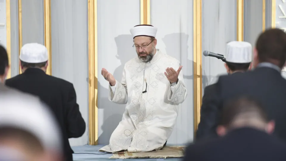 Diyanet İşleri Başkanı Erbaş sabah namazını kıldırdı: Rabbim bizleri camilerimizden ayırmasın