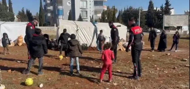 Adıyaman’da yürekleri ısıtan görüntüler! Yunus polisler, depremzede çocuklarla top oynadı