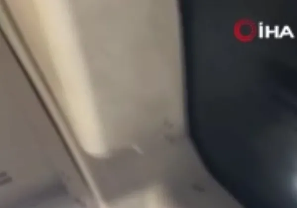 iett-otobusu-tavanindan-su-aldi-o-anlar-cep-telefonu-kamerasiyla-goruntulendi-1661431319508.jpg