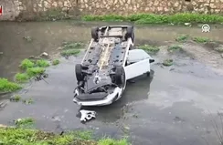 Dereye devrilen otomobildeki 3 kişi yaralandı