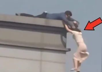 Korkunç anlar kamerada! Saçından yakaladı