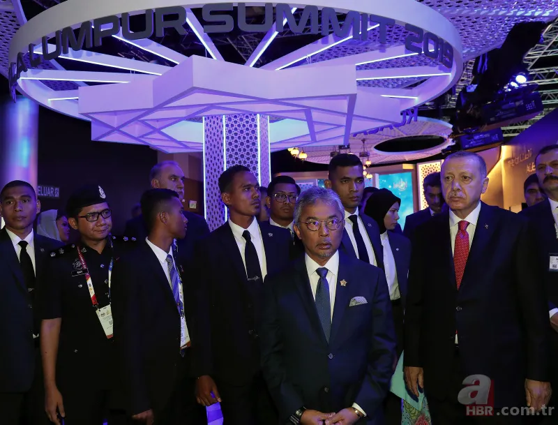 Başkan Erdoğan Kuala Lumpur'da! Oturumun ardından sergi alanını gezdi 16