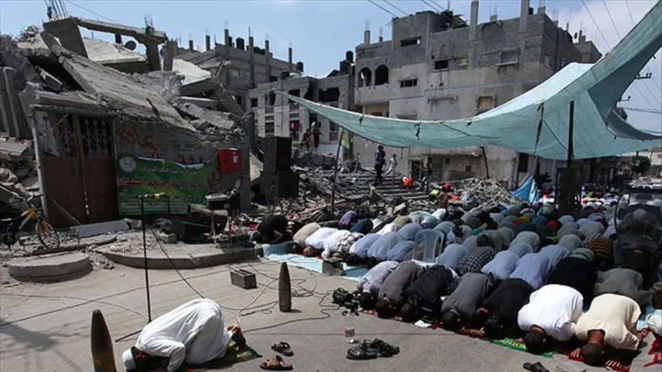 Gazze’de yıkıntılar arasında cuma namazı!