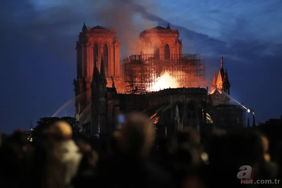 Dünya Notre Dame Katedrali'ndeki yangını konuşuyor! 8
