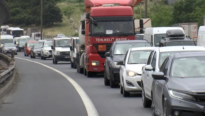 Son dakika: İstanbullular dikkat: Bahçeşehir TEM'de araç takla attı! Trafik kilitlendi - 3