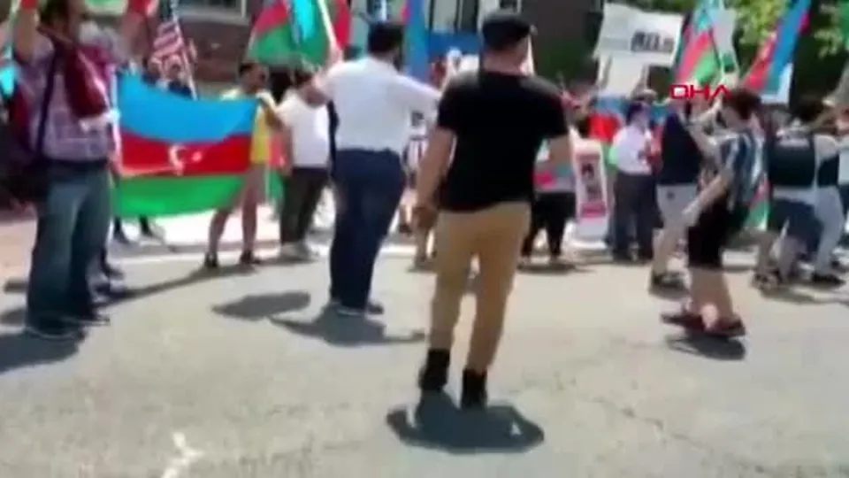 ABD’de Azerbaycanlılar, Ermenilerin protestosunu bastırdı