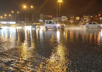 İstanbul'da gök gürültülü sağanak! Şimşekler geceyi aydınlattı