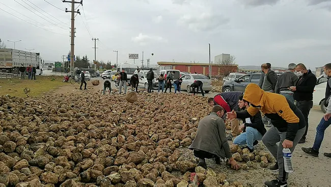 Bursa’da TIR ile otomobil çarpıştı! 30 ton pancar yola saçıldı - 2