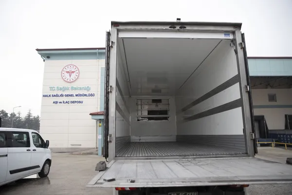 Son dakika: Türkiye’deki koronavirüs aşılarında flaş gelişme! CoronaVac aşılarının sevkiyat TIR’ları böyle görüntülendi