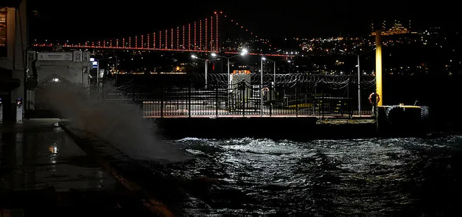 İstanbul'da fırtına hayatı olumsuz etkiliyor! Deniz suları taştı...