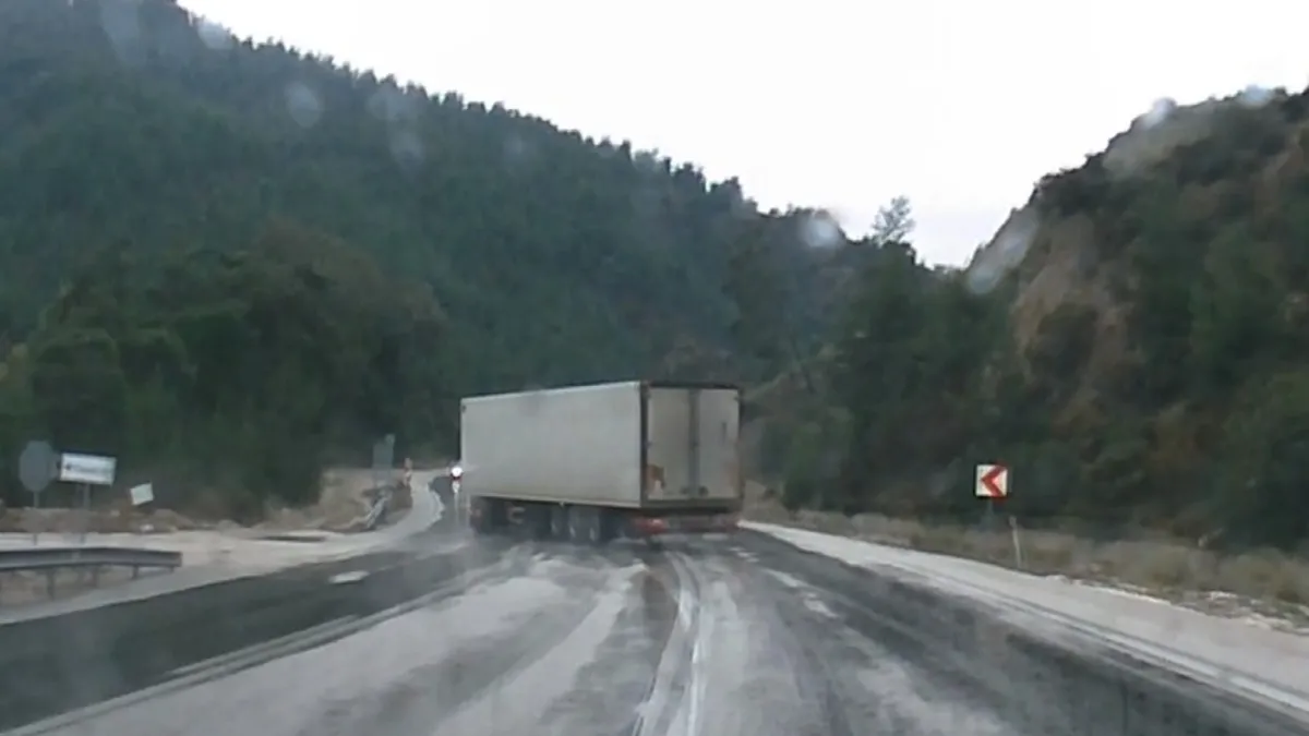 Savrulan tır dorsesi faciaya sebep oluyordu!