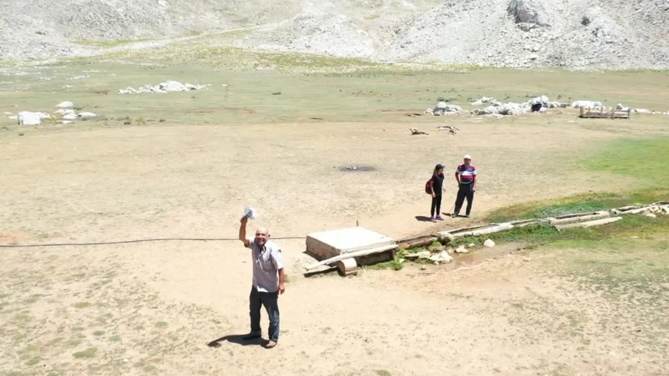 Antalya'da ilginç anlar: Drone gören çoban sopa ile kovaladı