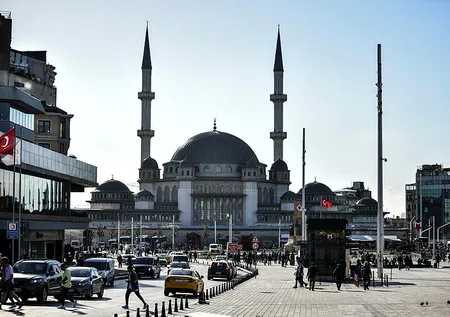 Ramazan'a hazırlanan Taksim Camii’nin son hali havadan görüntülendi