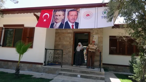 marmaristeki-orman-yangininda-evleri-kule-donen-aile-yeni-evlerine-kavusuyorlar-1630918517580.jpg Marmaris’teki orman yangınında evleri küle dönen aile yeni evlerine kavuşuyorlar - 3