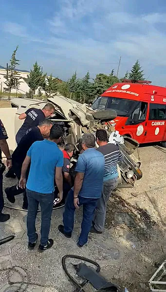 adanada-otomobil-park-halindeki-otomobile-carpti-4-yarali-1715283312024.jpg Adana'da otomobil, park halindeki otomobile çarptı: 4 yaralı - 1