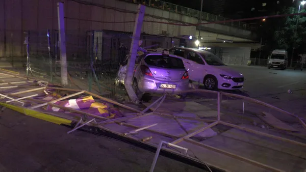 1629343025353.jpg Kadıköy'de korkunç kaza! Virajı alamadı otoparka daldı - 5