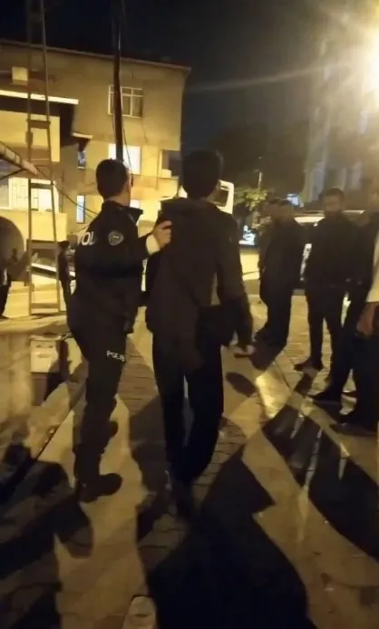 kucukcekmecede-14-kacak-gocmen-yakalandi-1664112597858.jpg Küçükçekmece'de 14 kaçak göçmen yakalandı - 1