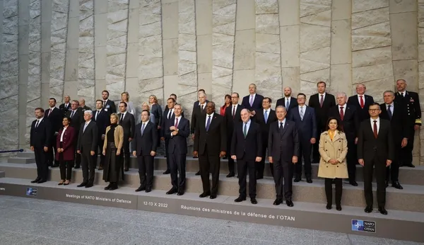 Bakan Hulusi Akar’dan NATO Zirvesinde Yunanistan Savunma Bakanı Nikolaos Panagiotopoulos’a yüzme dersi