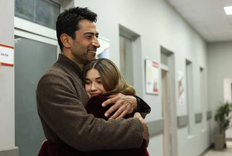 abi-zirveden-inmiyor-tahir-uyandi-dogan-tutuklandi-1774426349246.jpg A.B.İ. reytinglerde yine birinci: Tahir uyandı Doğan tutuklandı - 2