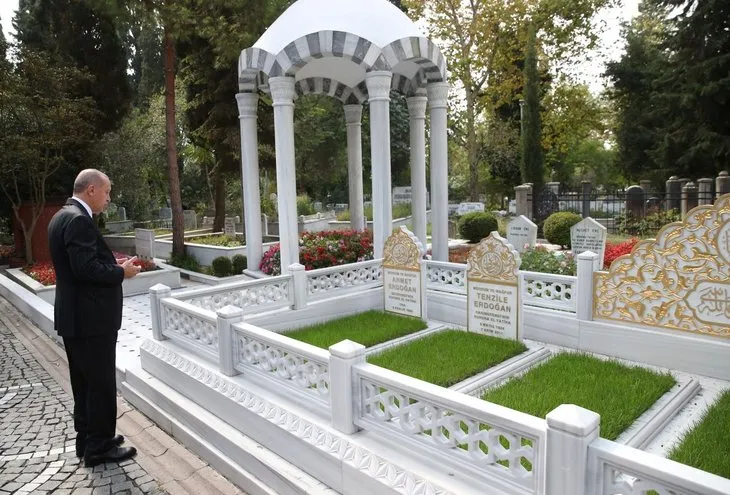 Başkan Erdoğan’dan anne ve babasının mezarlarına ziyaret