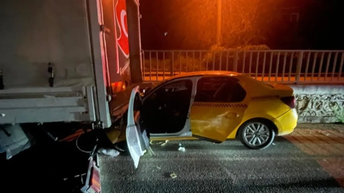 Sakarya'da ticari taksi kamyonete ok gibi saplandı