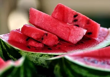 Yazın vazgeçilmez meyvesi: Lezzetli ama dikkatli tüketilmeli!