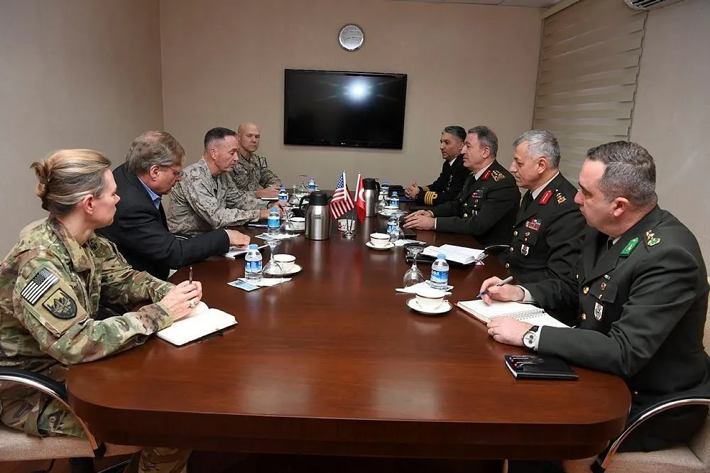 Hulusi Akar ve Joseph Dunford İncirlik Üssü'nde görüştü - 1