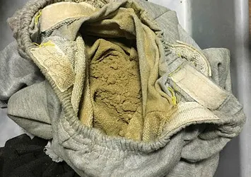 İç çamaşırında esrarla yakalandı