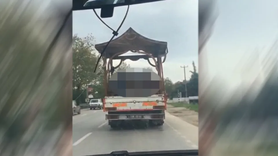 Son dakika: Trafikte 'bu kadarına da pes' dedirten görüntü! Seyir halindeki kamyonet kasasında...